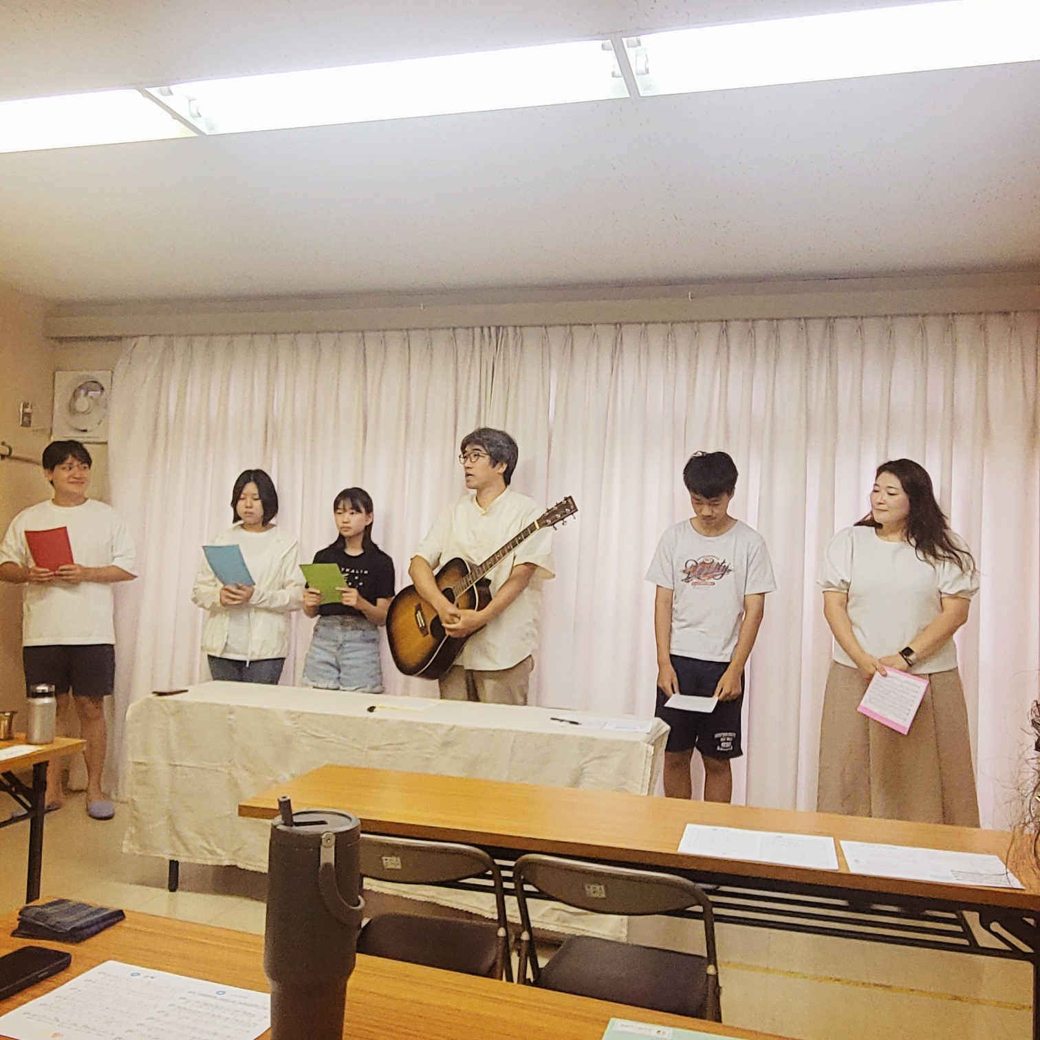 동경드림교회 학생회 헌신예배에서 함께 찬양하는 모습